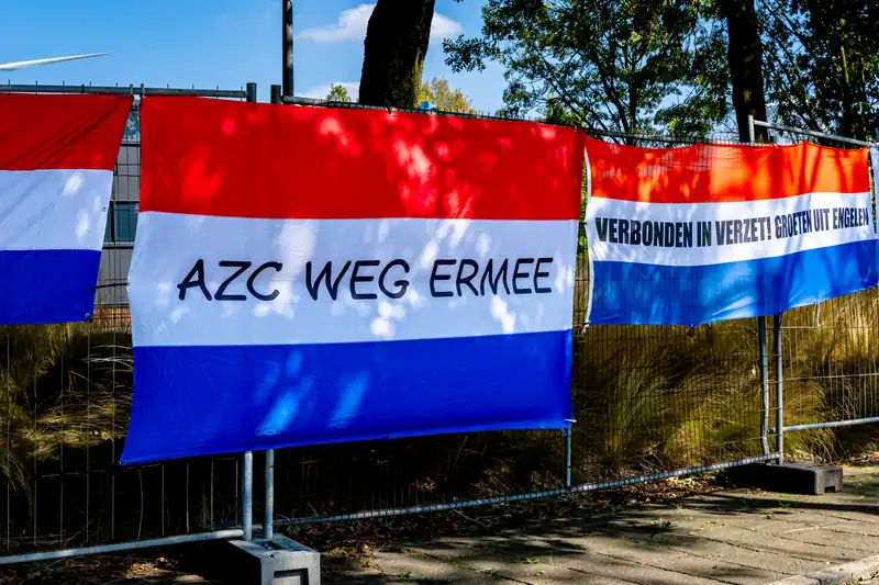 Gemeenten willen af van geplande azc’s, maar riskeren claims en dwang