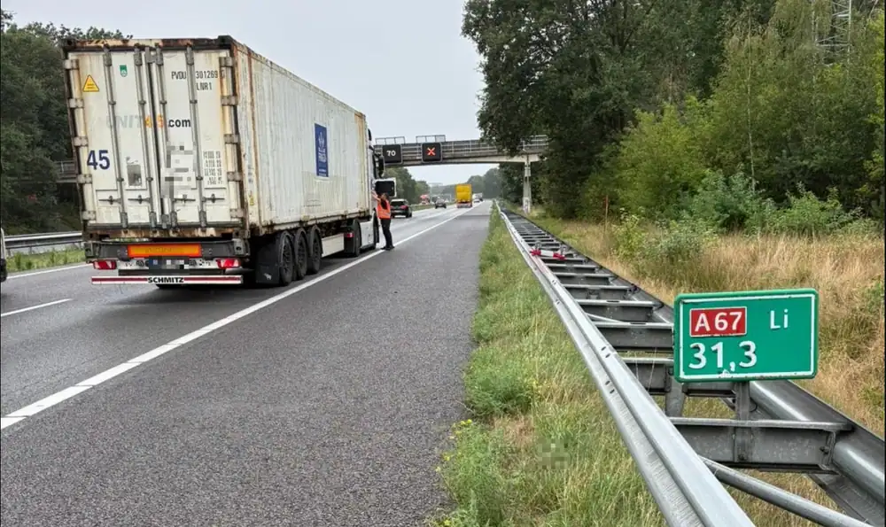 Half uur vertraging op A67 door vrachtwagen met pech