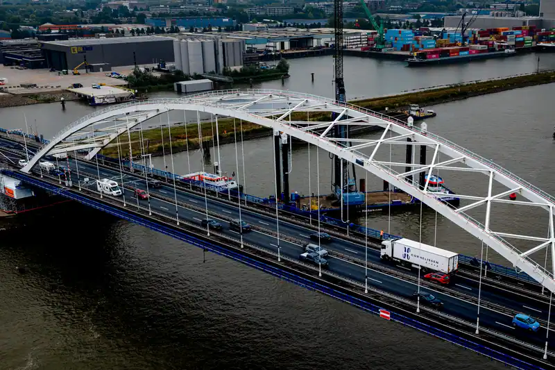 Dagelijks nog ruim 500 zware voertuigen over verzwakte Merwedebrug
