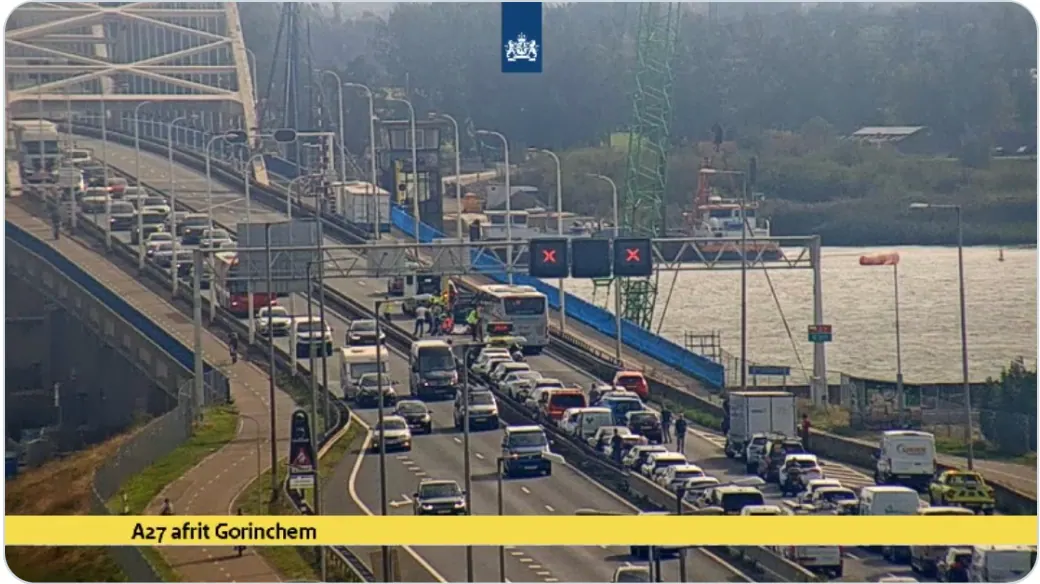 Traumahelikopter ingezet na ongeluk op Merwedebrug, lange files op A27