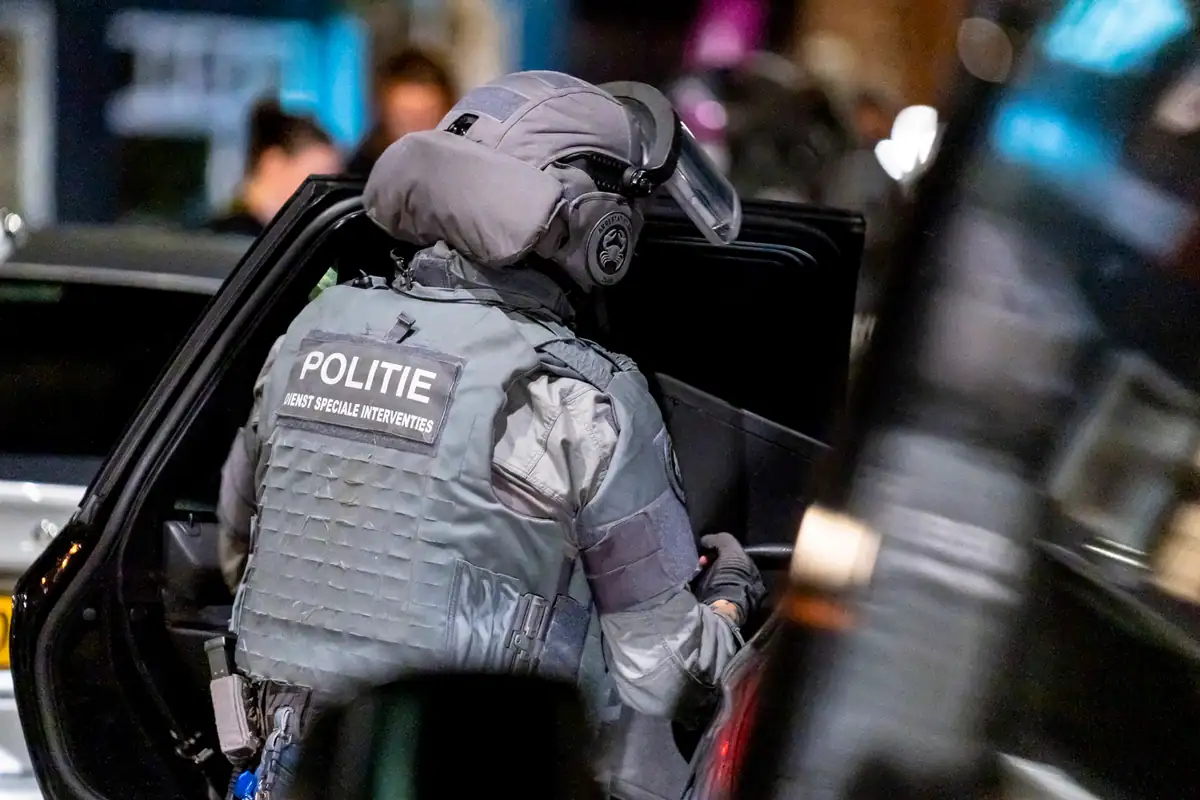 Zwaarbewapend arrestatieteam valt pand binnen in Geldrop