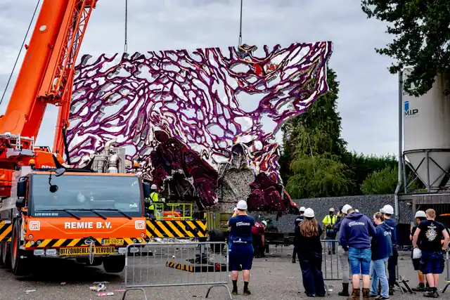 Corsowagens in Zundert gaan tegen de vlakte: traditionele sloopdag begonnen