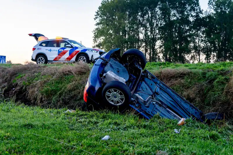 Auto belandt in sloot bij afrit A59 bij Sprang-Capelle
