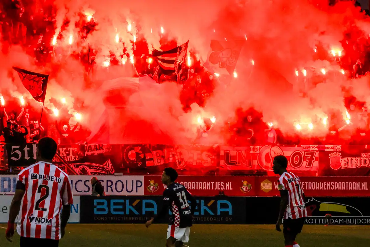 Vuurwerk op de tribune tijdens de wedstrijd Sparta - PSV, 11 april 2026 in Rotterdam