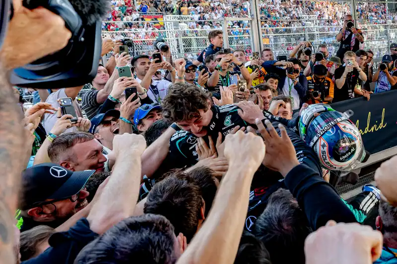 Verstappen opnieuw op podium, Antonelli profiteert van pech Norris en wint in Madrid