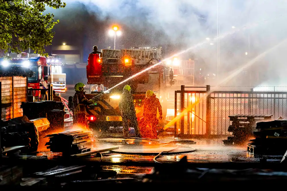 Zeer grote brand verwoest voormalig pand van Raco Hekwerken in Nederweert