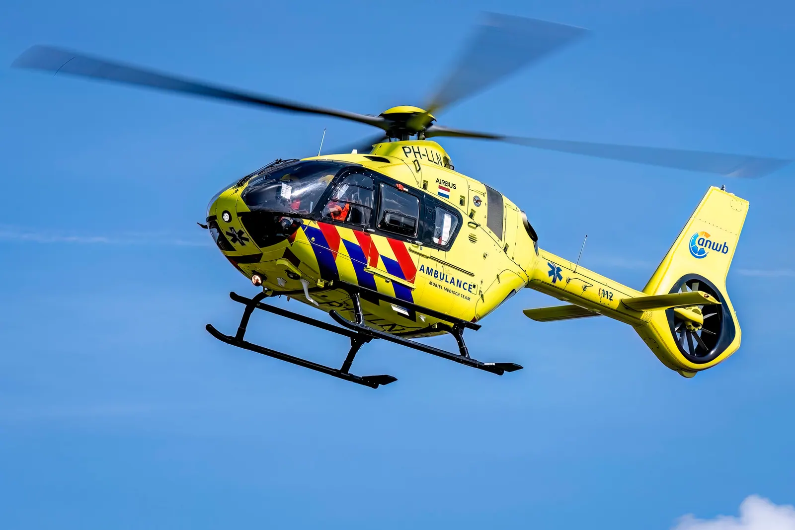 Jong kind zwaargewond na aanrijding op bedrijfsterrein in Veen