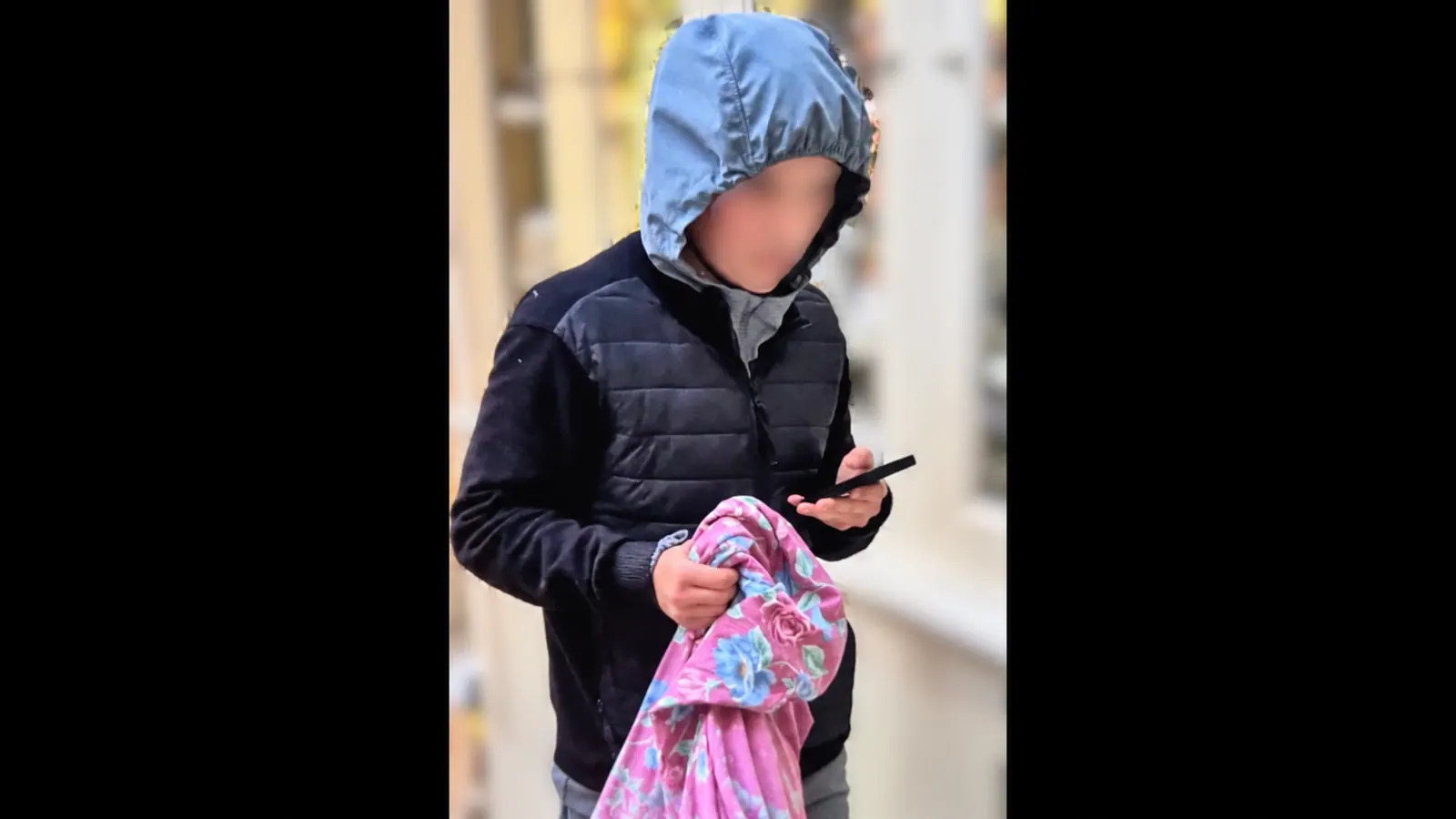 Jongen gezocht na diefstal bij hoogbejaarde Eindhovenaar: sieraden verdwenen in bloemrijke kussensloop