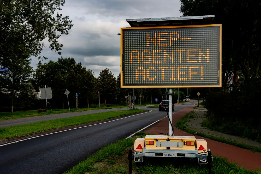 Politie waarschuwt in Oosterhout met led-borden voor nepagenten