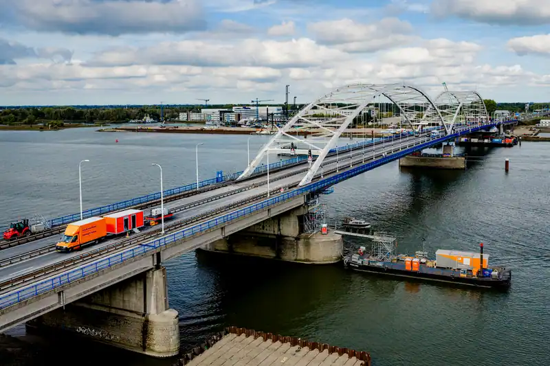 Merwedebrug eerder open na asfaltwerk, maar vrachtwagens blijven geweerd