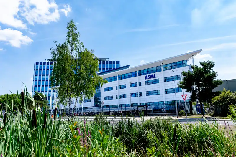 ASML test vliegende beveiliger boven terrein in Veldhoven