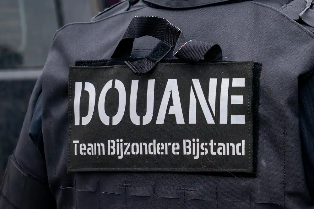 Bemanningslid betrapt met 18 kilo cocaïne in handbagage op Schiphol