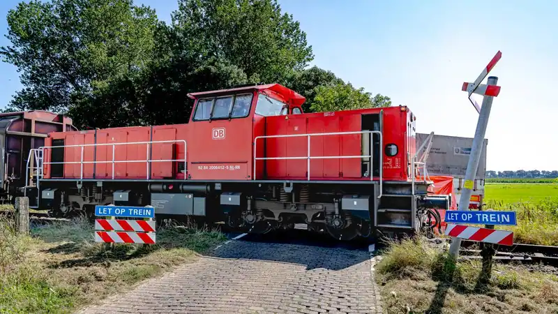 Miljoenen voor veiligere spoorwegovergangen na dood machinist Lars