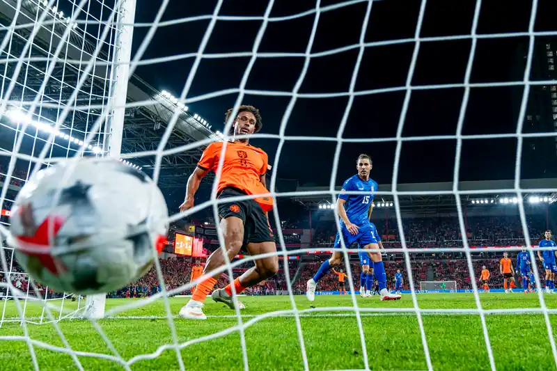 Zirkzee schiet Oranje langs Servië in moeizame avond in Eindhoven