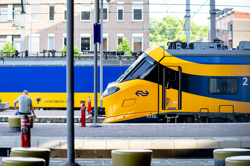Brandstichting legt treinverkeer tussen Rotterdam en Delft plat