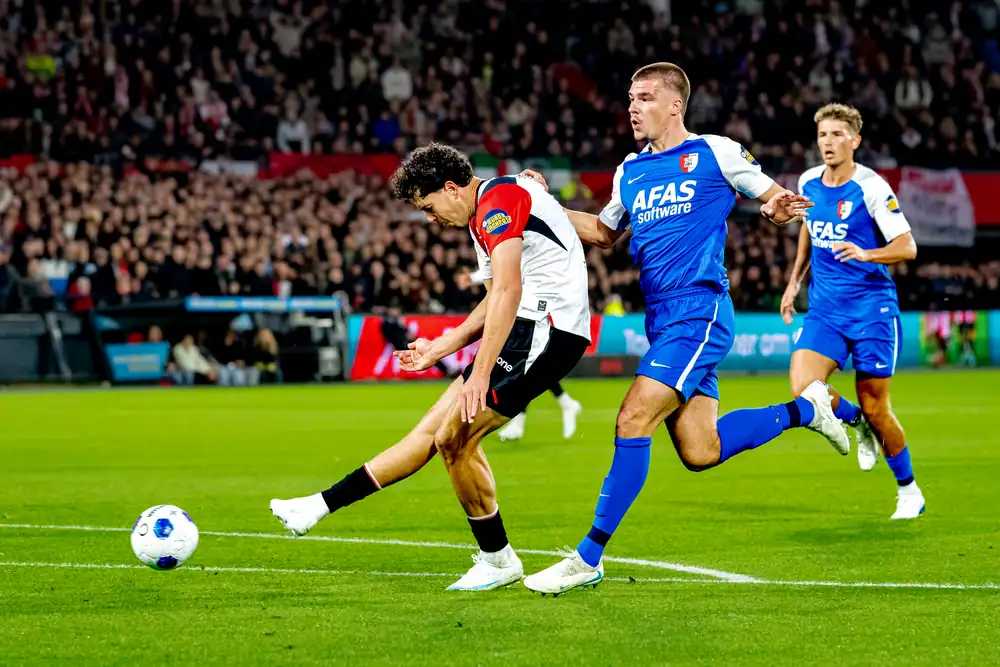 Feyenoord verslaat AZ en grijpt koppositie dankzij Spaanse treffers