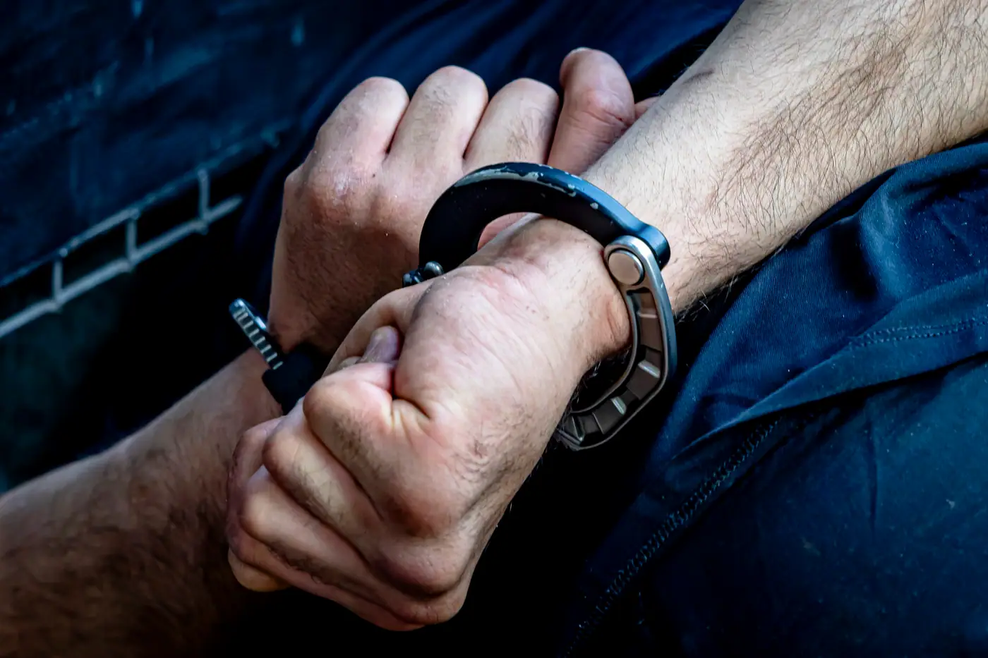 Politie ontdekt 60 kilo cocaïne en vuurwapens bij inval in Gilze en Rijen