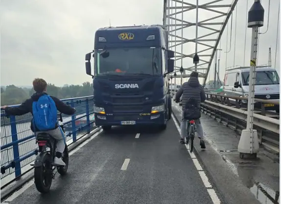 [BIZAR] Vrachtwagen belandt op fietspad Merwedebrug ondanks verbod
