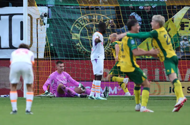 PSV gaat verrassend onderuit bij ADO Den Haag na rode kaart Sven Mijnans